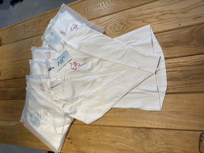 Jiv Classic Jacket Valk. Huom! Kyseiseen takkiin lisataan automaattisesti EsJt-logo brodeerauksena sydammen paalle. Mikali